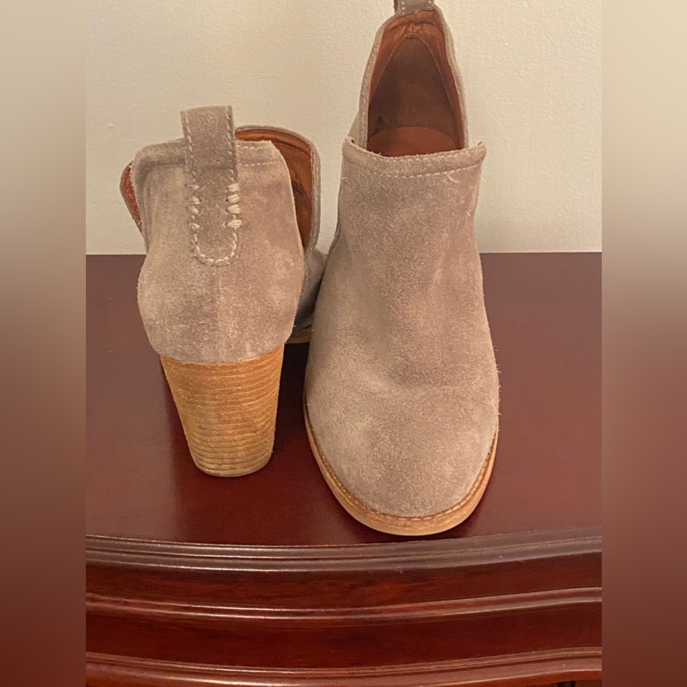Jeffrey Campbell Beige Suede
Heeled Ankle Booties Size 8